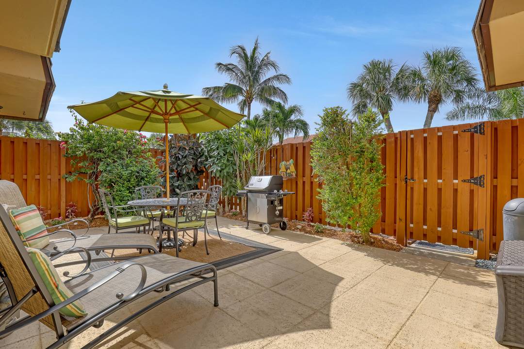 Beautifully decorated, fully furnished, completely turnkey townhome in WALKING distance to the beach !