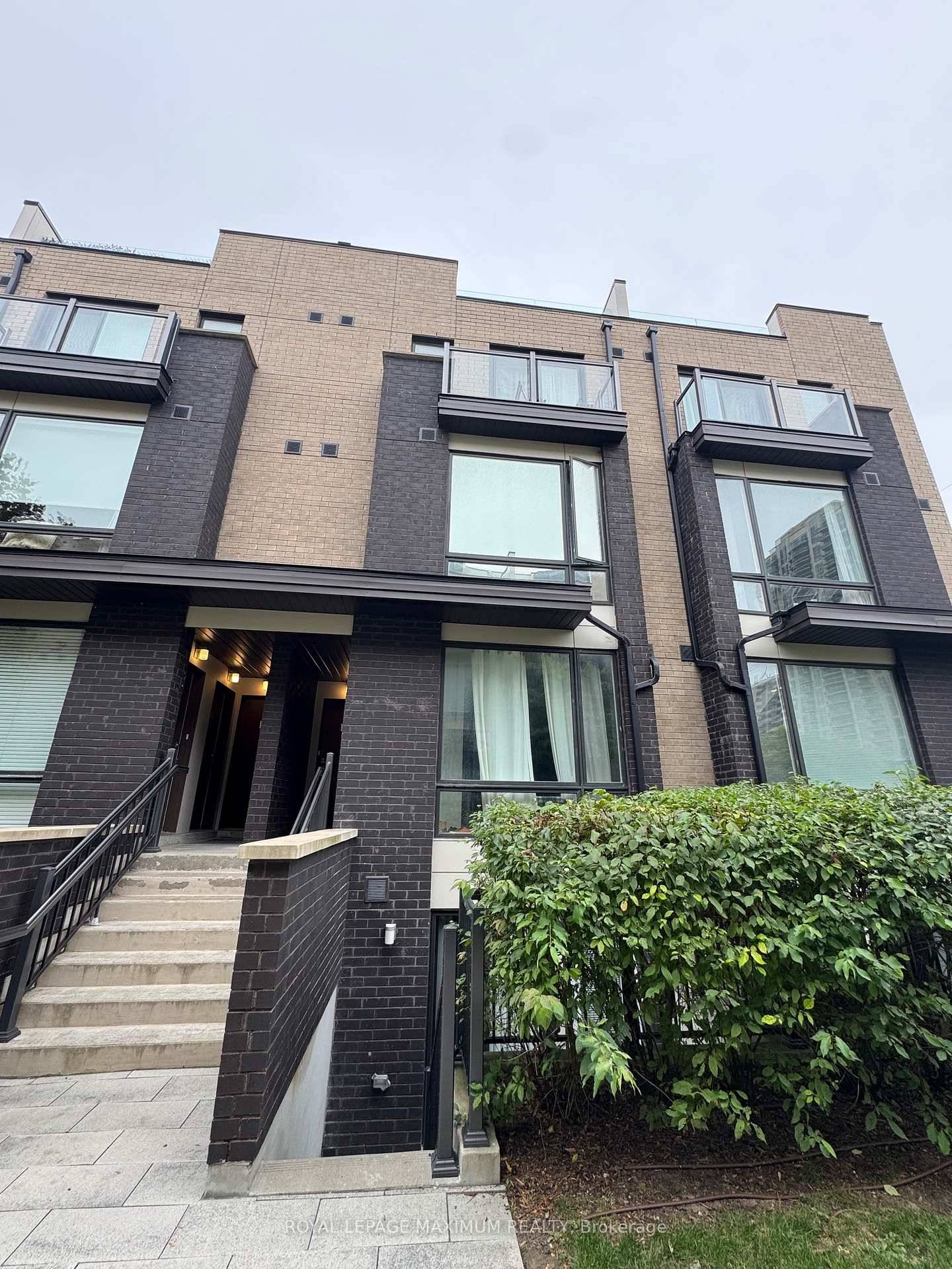 Welcome to this stylish and well appointed condo townhouse featuring 2 bathrooms and 1 underground parking space.