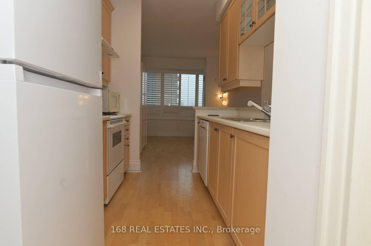 Location, Location, Location, Nestled in Toronto's Prestigious Yorkville neighborhood, Luxury condo in a convenient area.