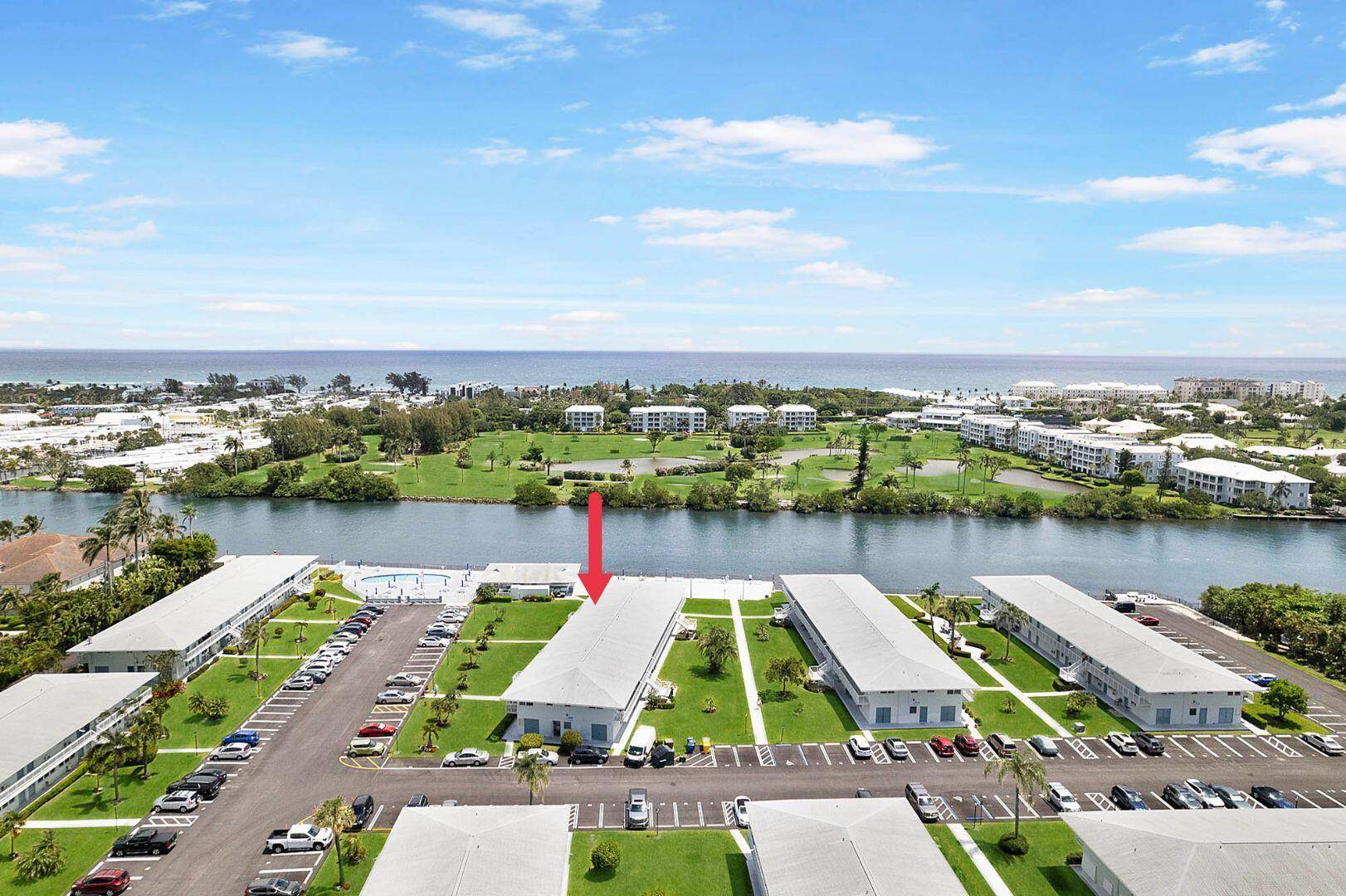 Water lovers will delight in this oasis on the Intracoastal Waterway !