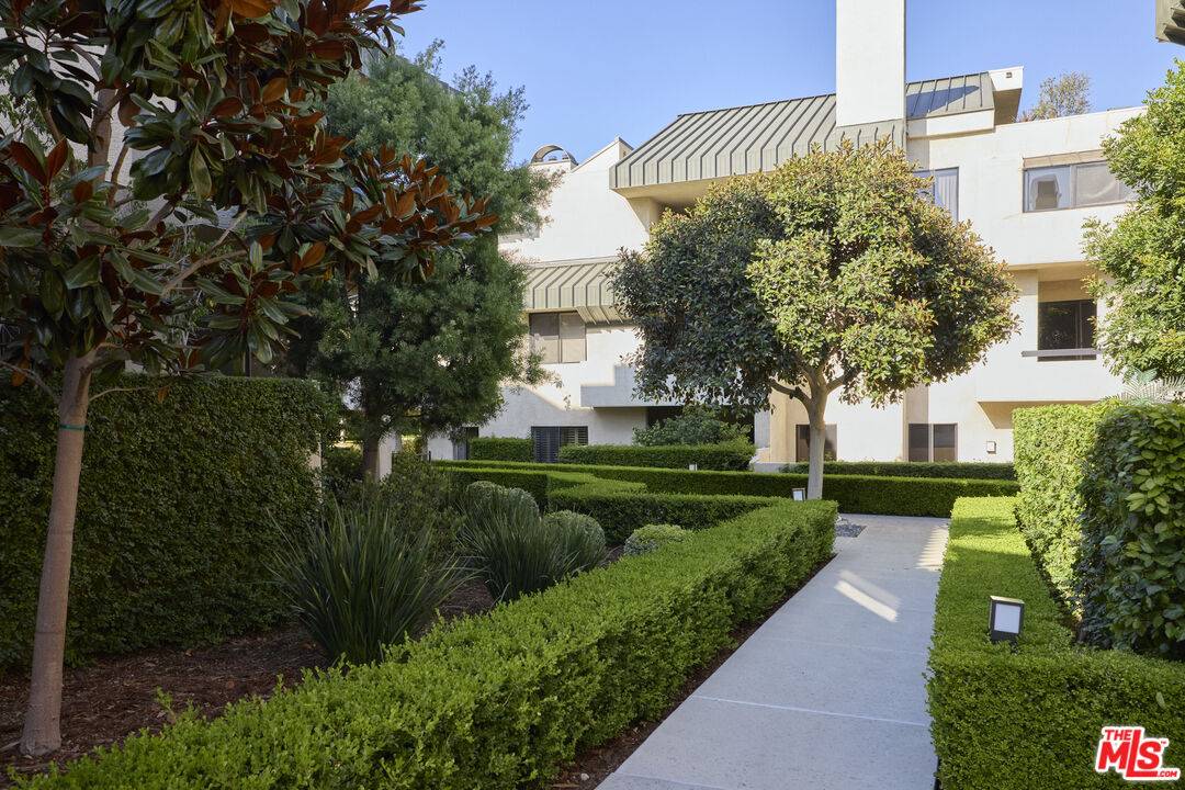 2467   Century Hl 2BR Beverlywood La