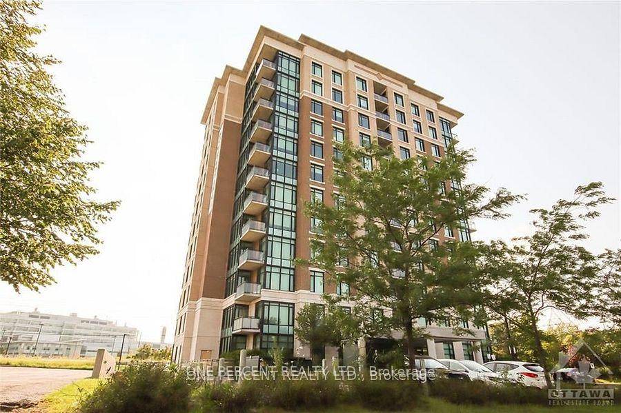 Ideally situated in a prime location just steps from the Ottawa Hospital and CHEO, this spacious 2 bedroom, 2 bathroom corner unit offers both convenience and tranquility.