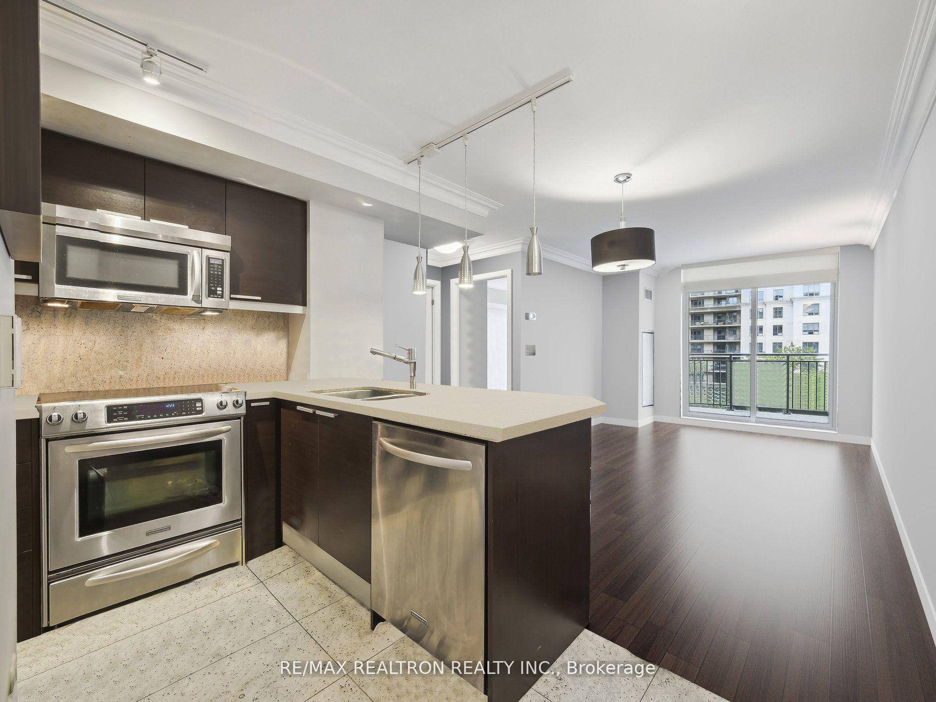 Absolutely Perfect One Bedroom Luxury Condo in Bayview Village !