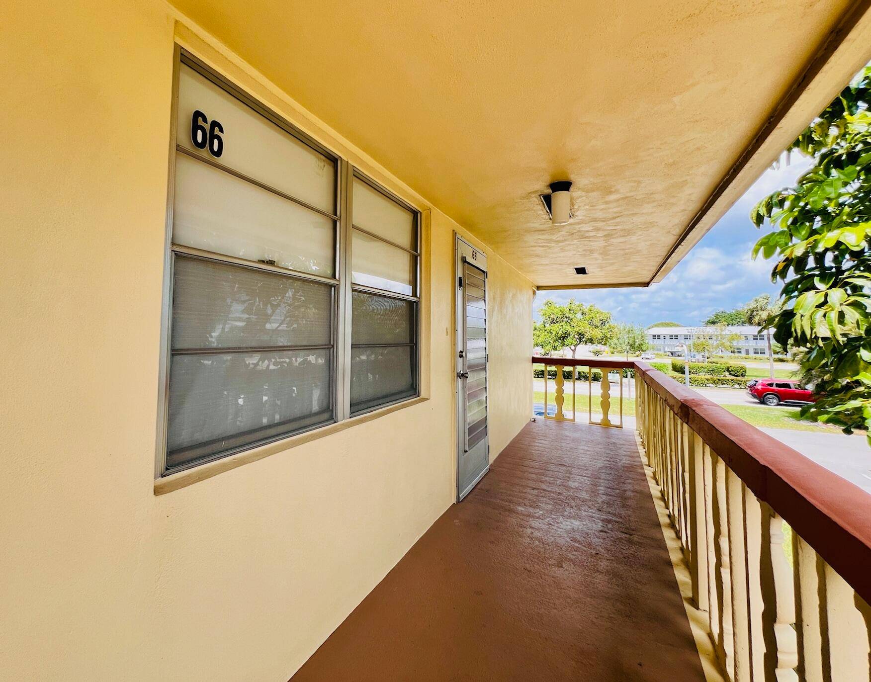 FANTASTIC PRICE LOCATION IN 55 CENTURY VILLAGE !