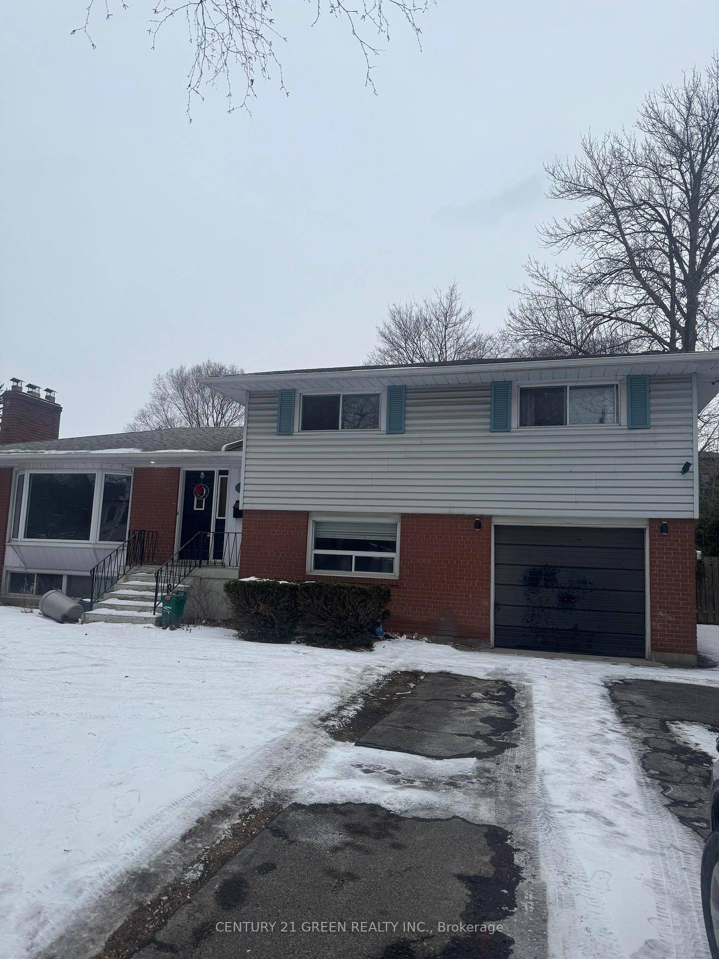 Bright and spacious 3 bedroom basement suite In The Heart Of Oakville, In Prime Location in Oakville !