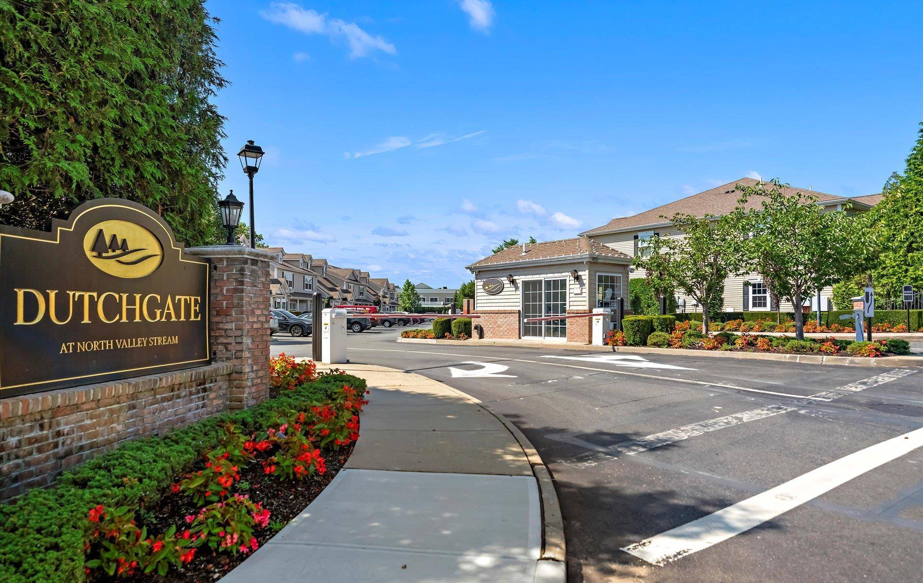 Spacious 2 Bedroom Corner Condo in Dutchgate s 55 Gated Community Valley Stream Living at Its Best !