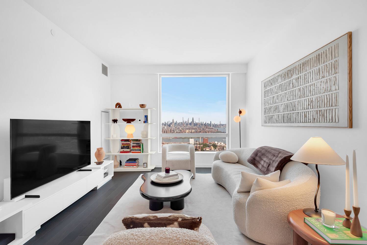 Experience high end Brooklyn living in this stunning 2 bedroom, 2 bathroom home, available for an October 1st lease start at the iconic Brooklyn Point.