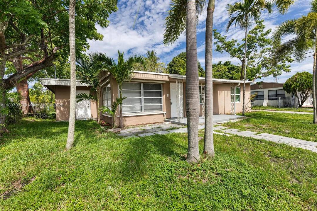 Charming 3 Bedroom, 2 Bathroom Ranch Style Home in Hollywood, Florida Welcome to this inviting ranch style home offering comfort, functionality, and a prime location.