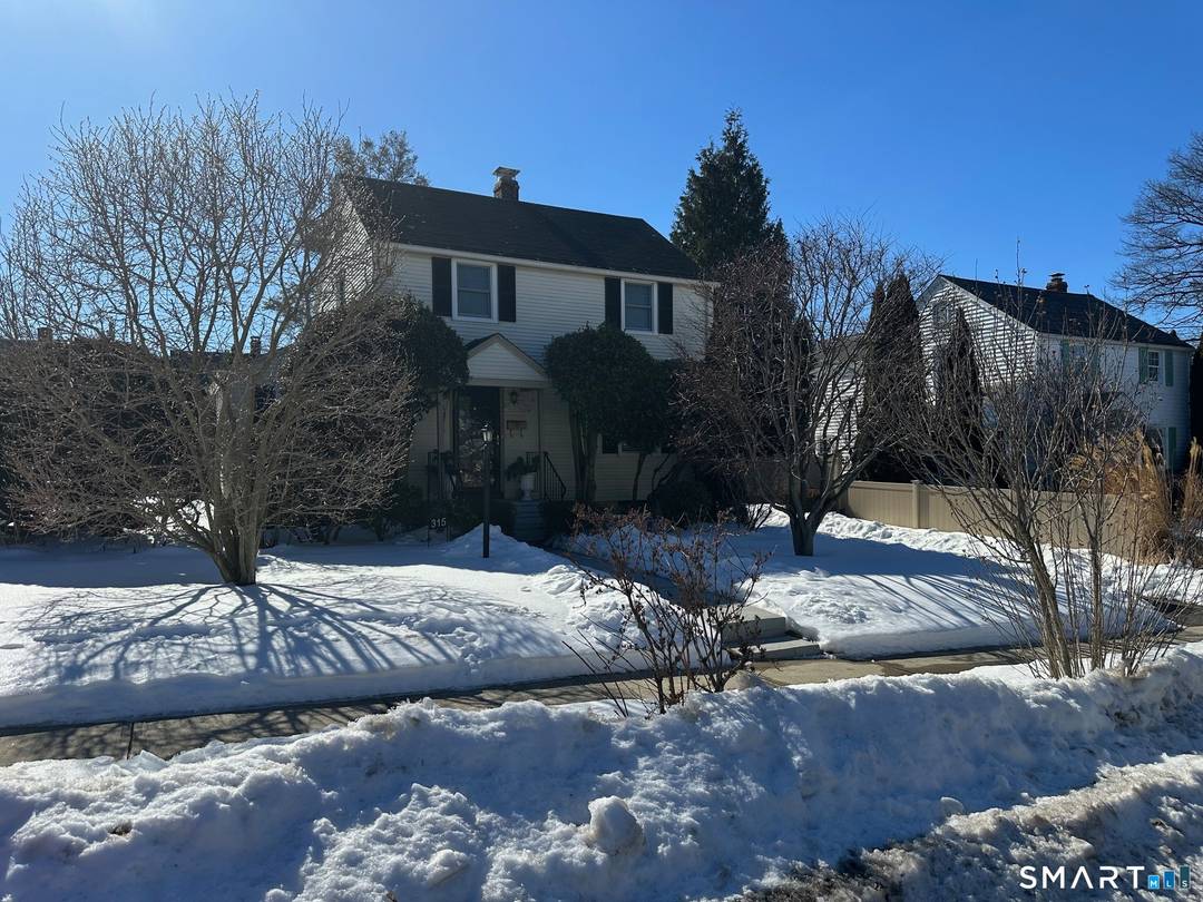Lovely 2 Bedroom 1 Bathroom Colonial, located on Bridgeport's desired Black Rock walk to the sea and the best area of Bridgeport, This is a well maintained home showing pride ...