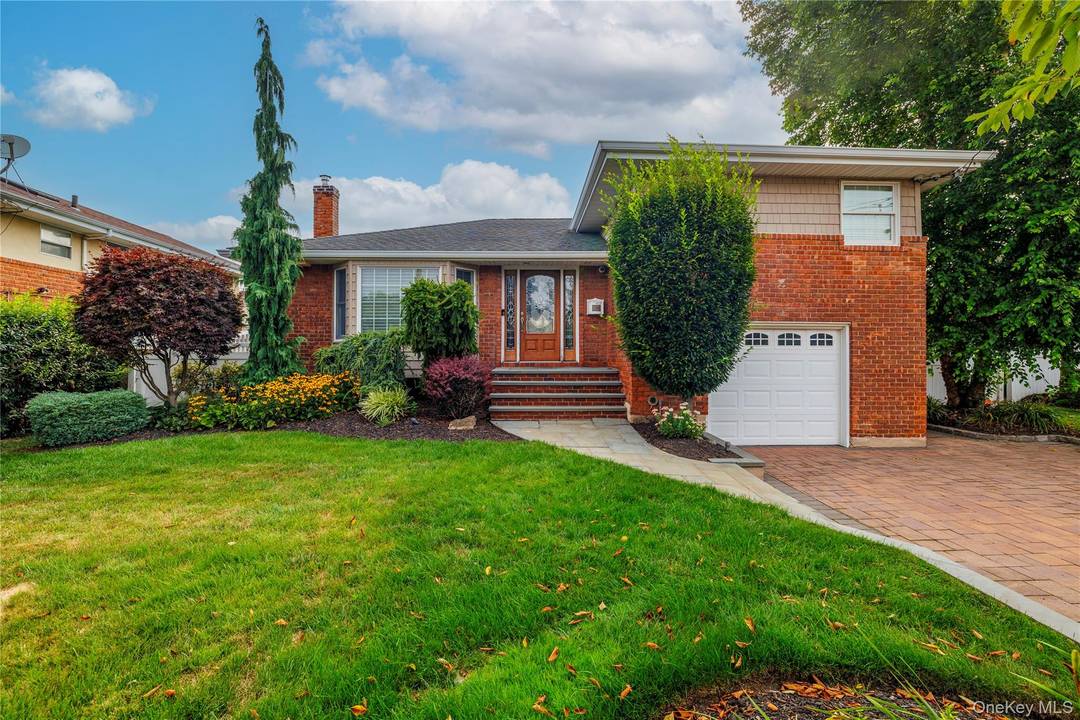 Live Your Waterfront Dream in South Merrick !