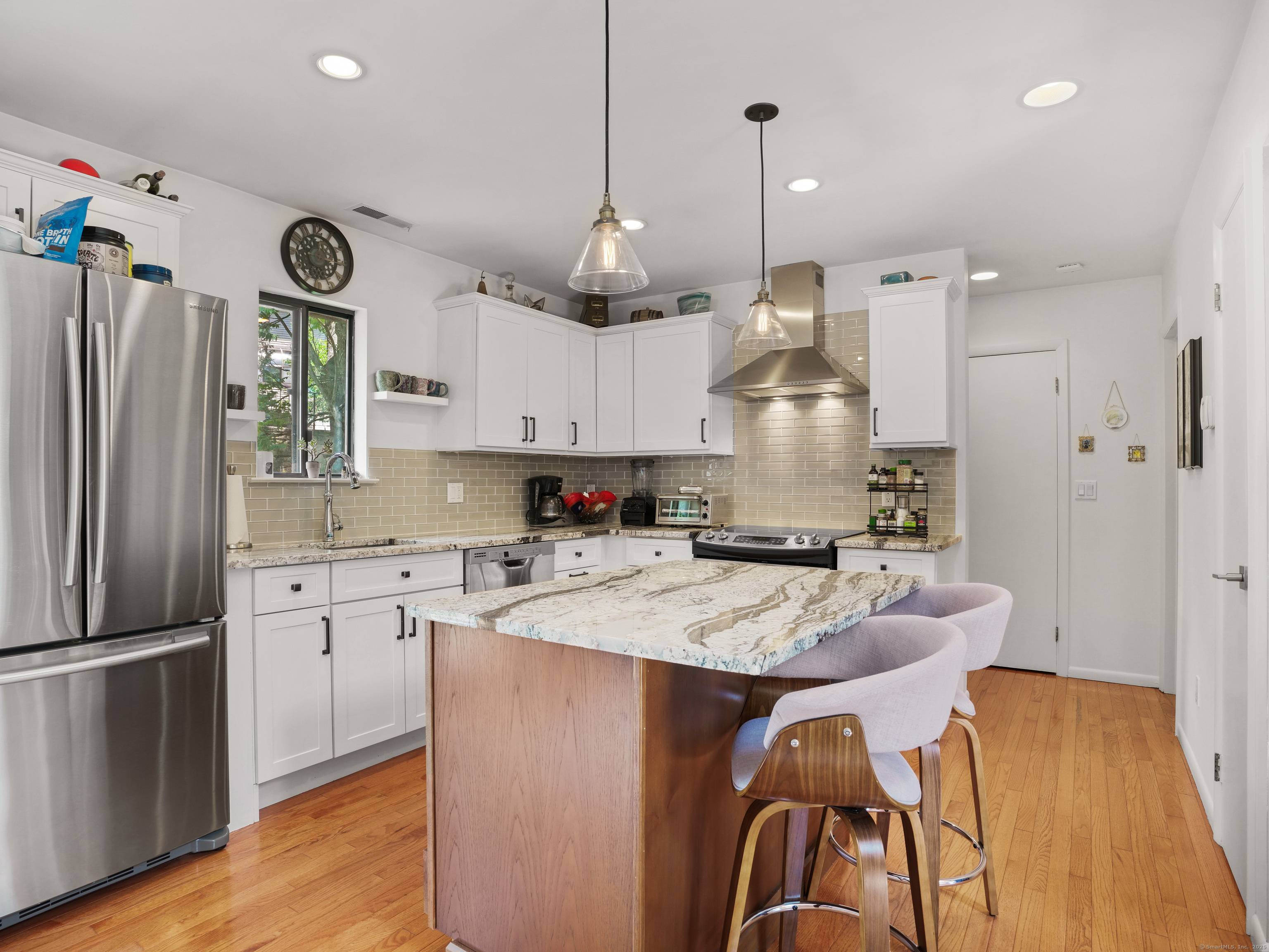 Step into comfort and style with this beautifully updated 1 bedroom, 1 bathroom home, located in a secured community.