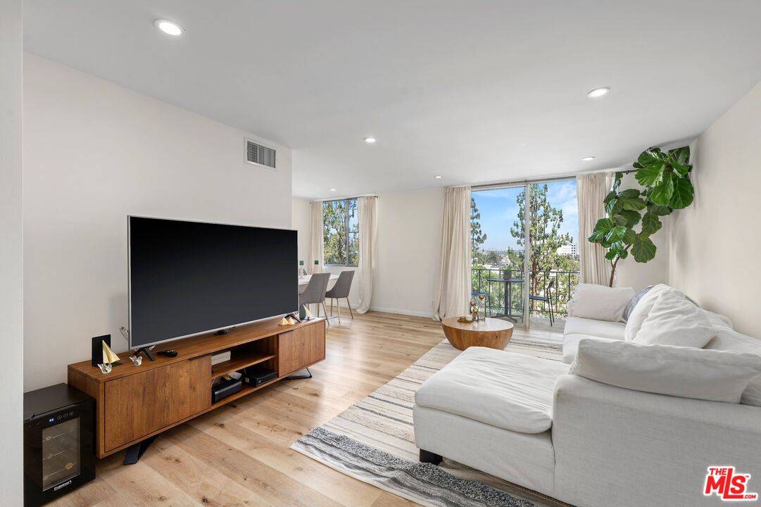 100 S Doheny Dr 1BR Beverly Grove La