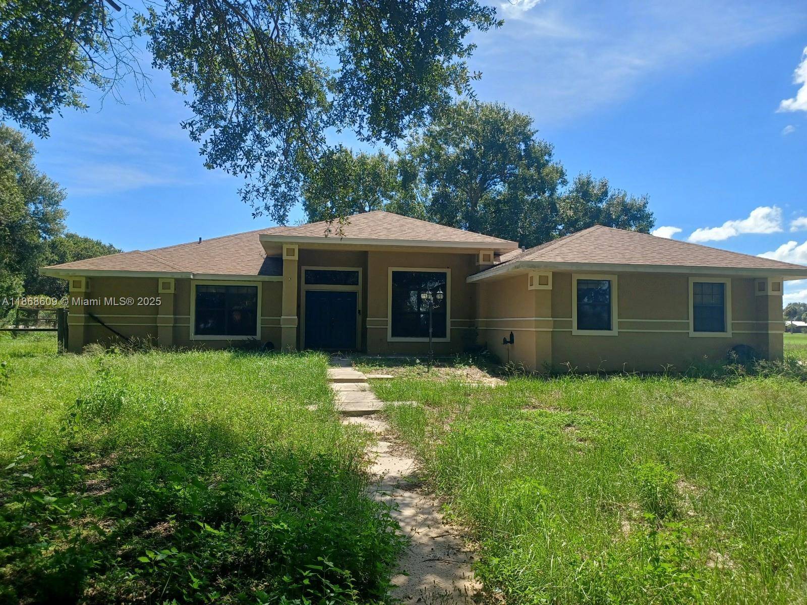 LARGE MODERN BEAUTIFUL HOME QUIET AREA OF LORIDA, JUST SOUTH AND EAST OF SEBRING SURROUNDED BY PASTURE LAND HIGH CIELINGS ELEVATED ENTRY SCREEN PORCH 4 BEDROOMS INCLUDING OFFICE 2 CAR ...