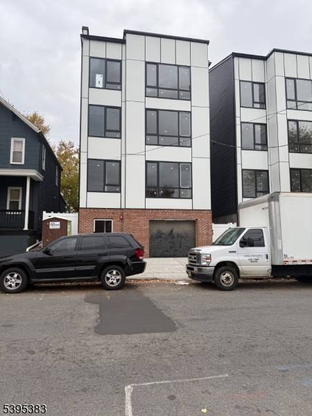 Welcome to this stunning three family masterpiece in one of Newark ?