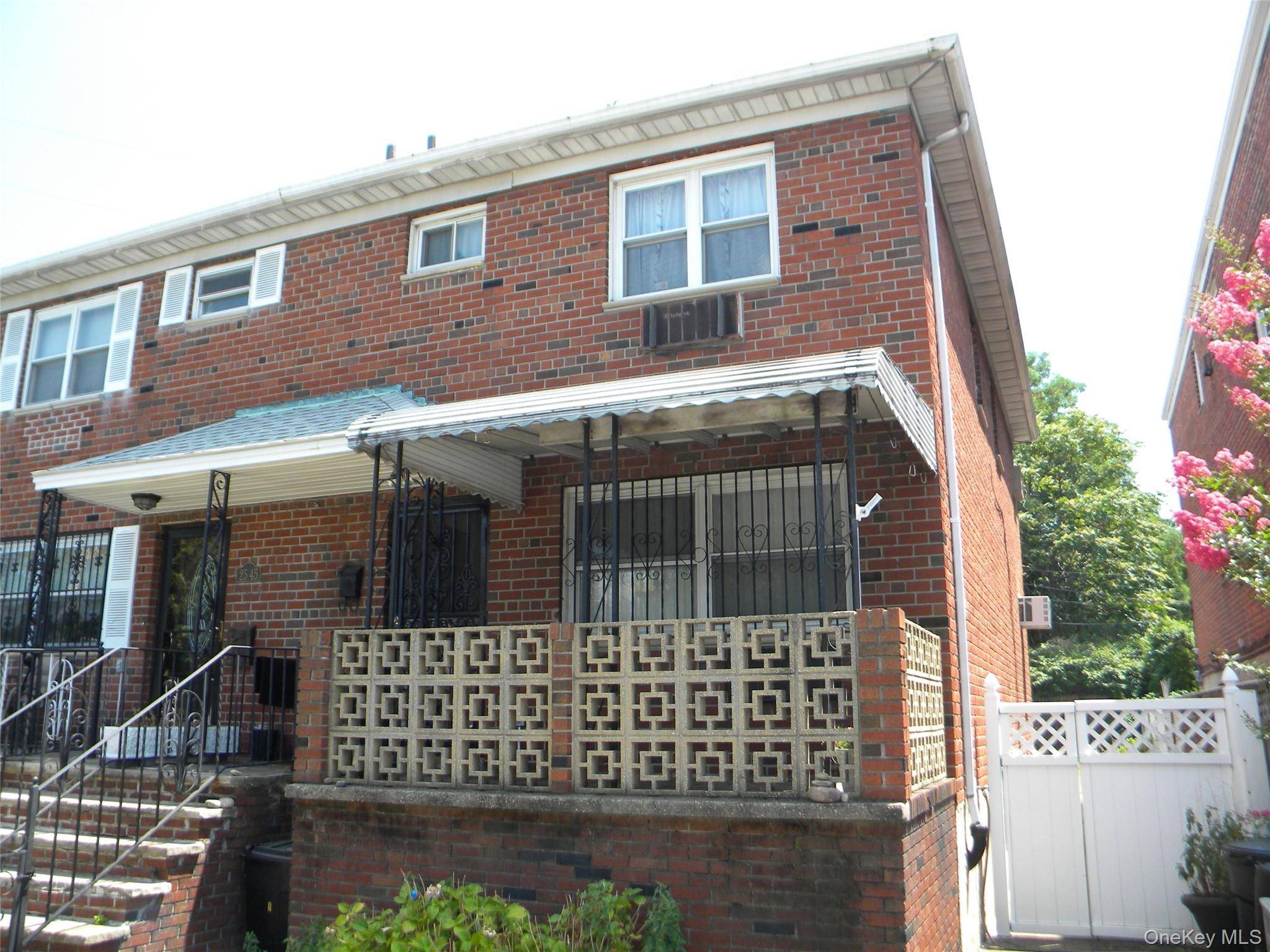3 BEDROOM, 1. 5 BATH TOWNHOUSE LOCATED CONVENIENTLY TO ALL SHOPS AND BUSES.