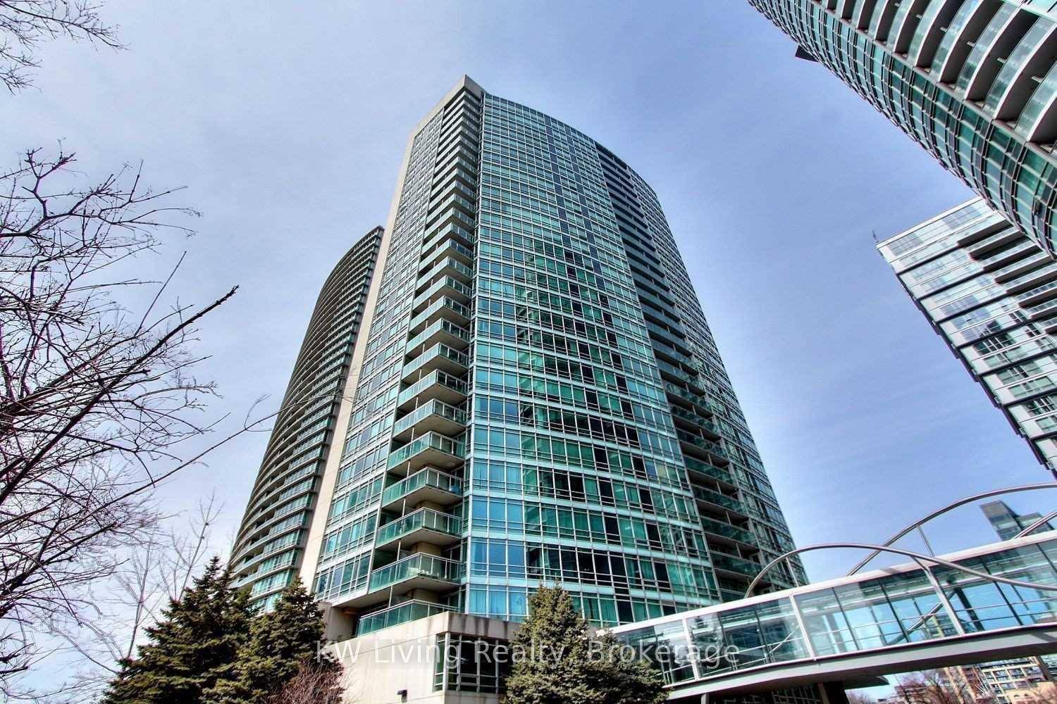 Great Layout 1 Br Den Unit With Parking.