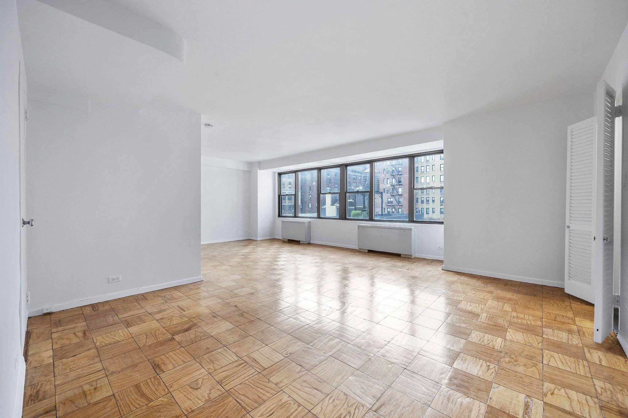 Welcome to an exquisite, sun drenched studio apartment located in charming Carnegie Hill on the Upper East Side.