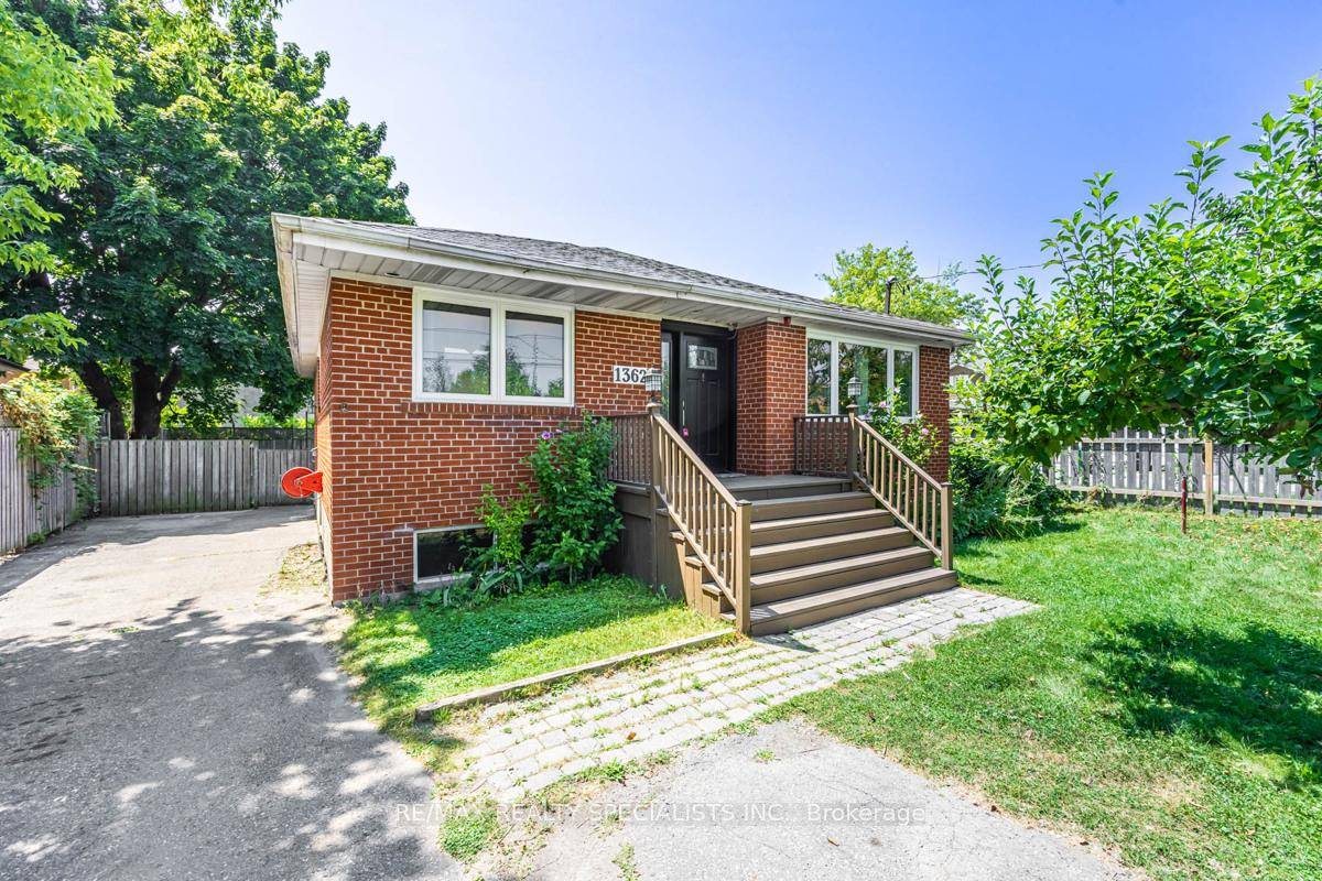 Immaculate Corner Lot 3 Bed 1 Bath Bungalow Main Floor Nestled In The Heart Of The Coveted Mineola Neighbourhood In Mississauga, This Charming Bungalow Offers A Rare Opportunity To Embrace ...