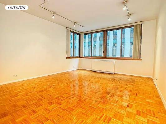 600SF 1 BED IN LUXURY DOORMAN BLDG W.