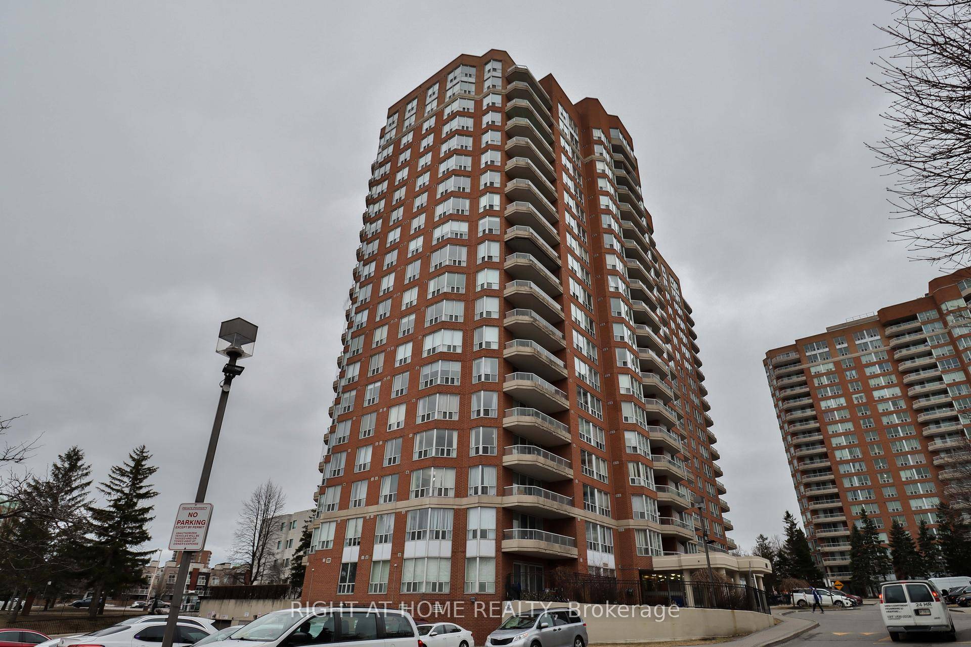 Stunning 2 Bedroom Corner Unit !