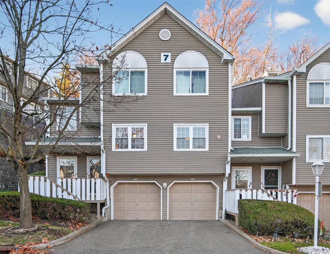 Welcome to the highly sought after Eagle Ridge community in the Hamlets of Rockland.