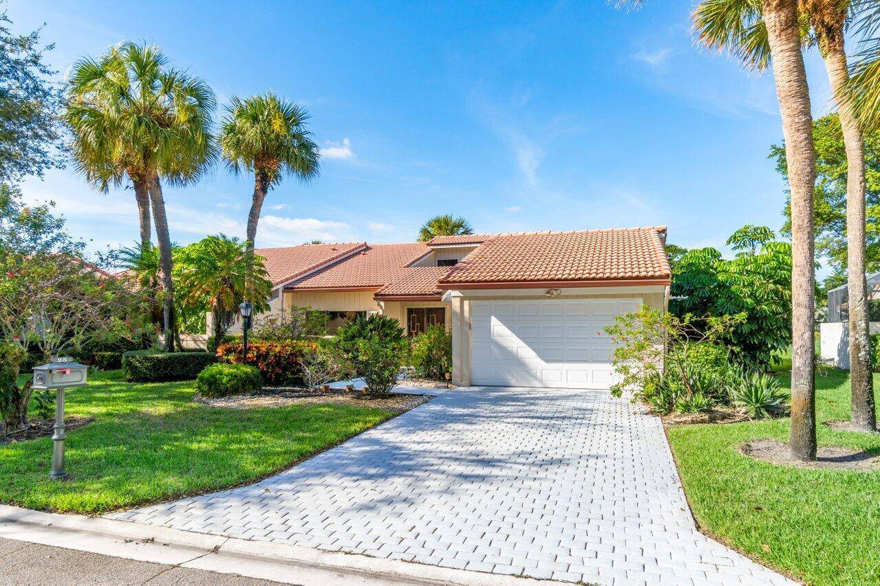 2 3 Bedroom 1 Story Villa with Garage and Golf Course Views !