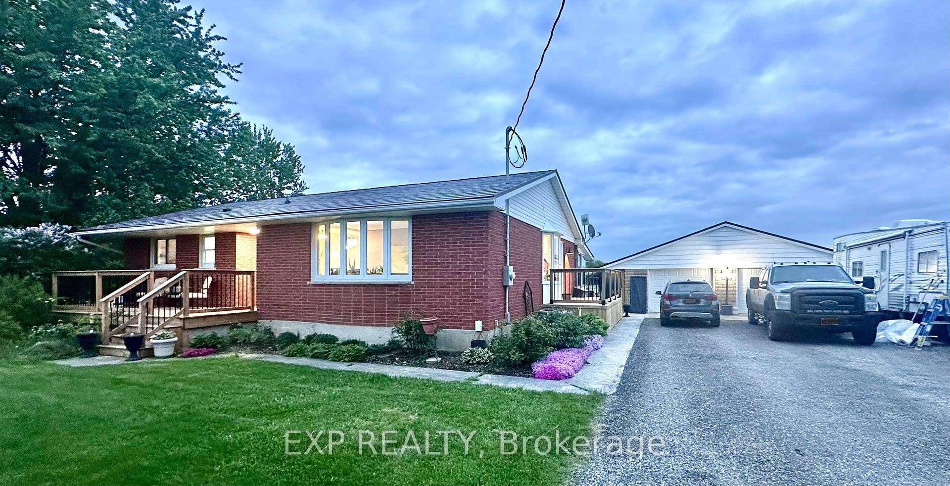 Charming Country Retreat on Hickory Drive Between London amp ; Strathroy on the tranquil and scenic Hickory Drive.
