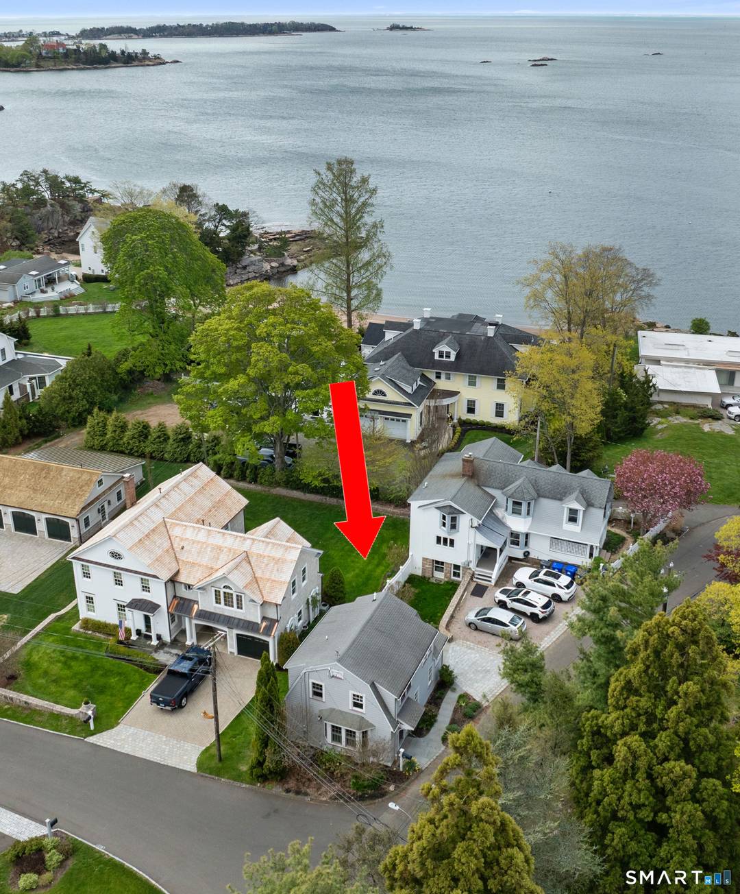 Set in one of Connecticut's most charming and picturesque waterfront communities, this beautifully furnished 3 bedroom home offers the perfect opportunity to enjoy a relaxed coastal lifestyle.