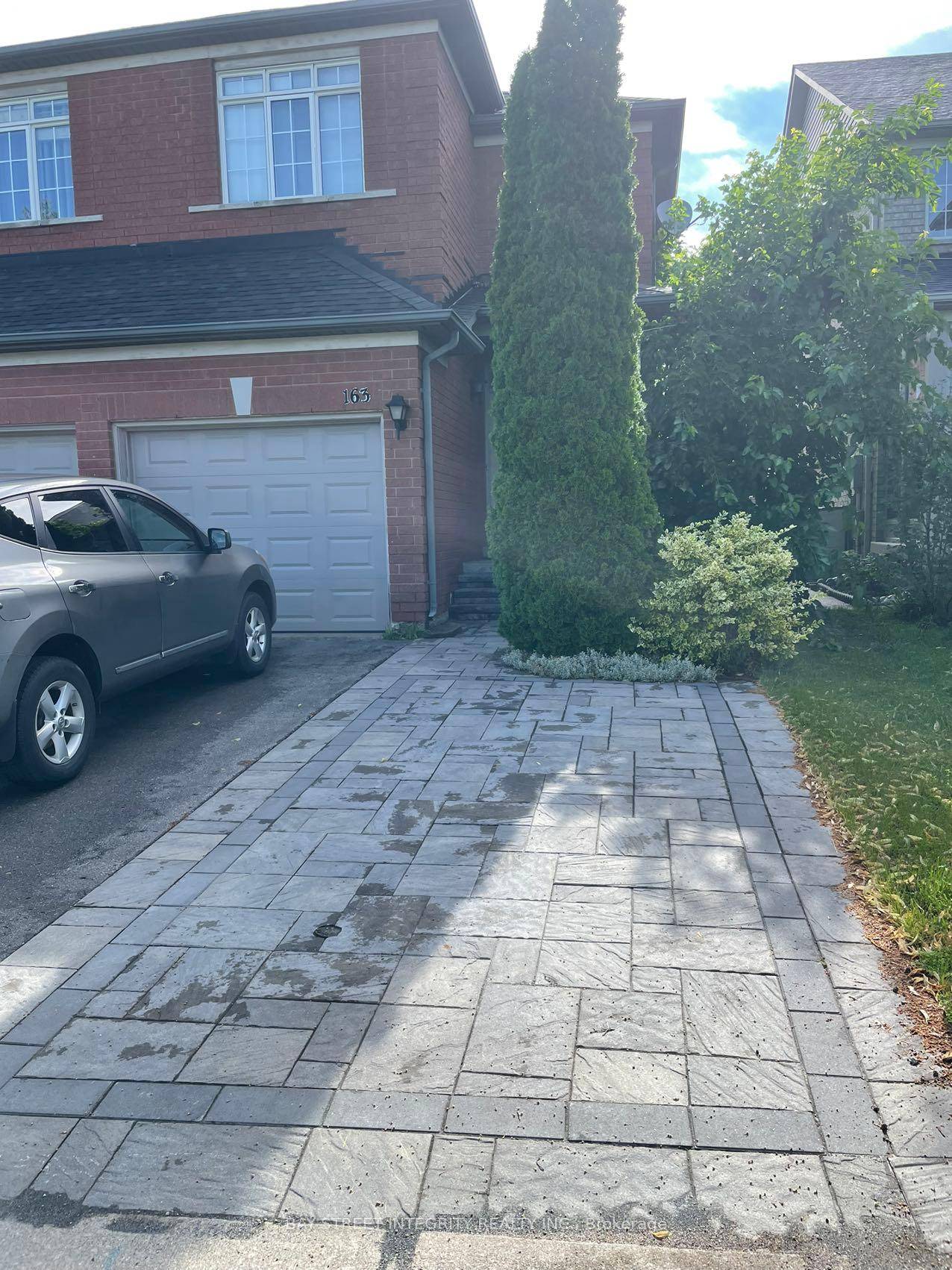 One Of The Most Desirable Neighbourhood, Great 3 Bedroom 3 Bathrooms Semi Detached In High Demand Area Of Dufferin Hill.