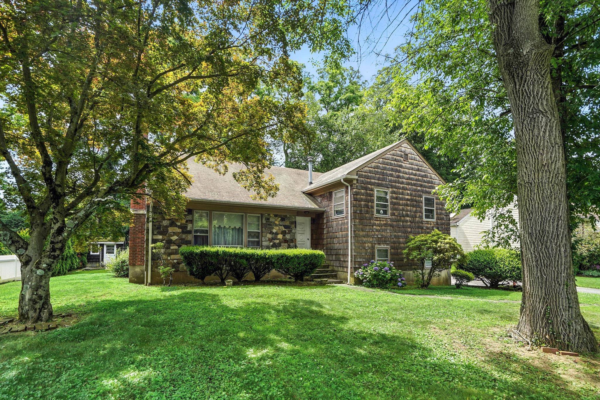 Enjoy all the amenities charming West Harrison has to offer !
