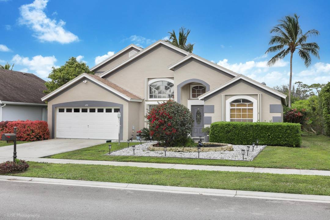 Remarks for Home for Rent in Wellington, FLExperience luxury living in this beautifully renovated 4 bedroom, 3 bathroom home, ideally located with serene lake views.