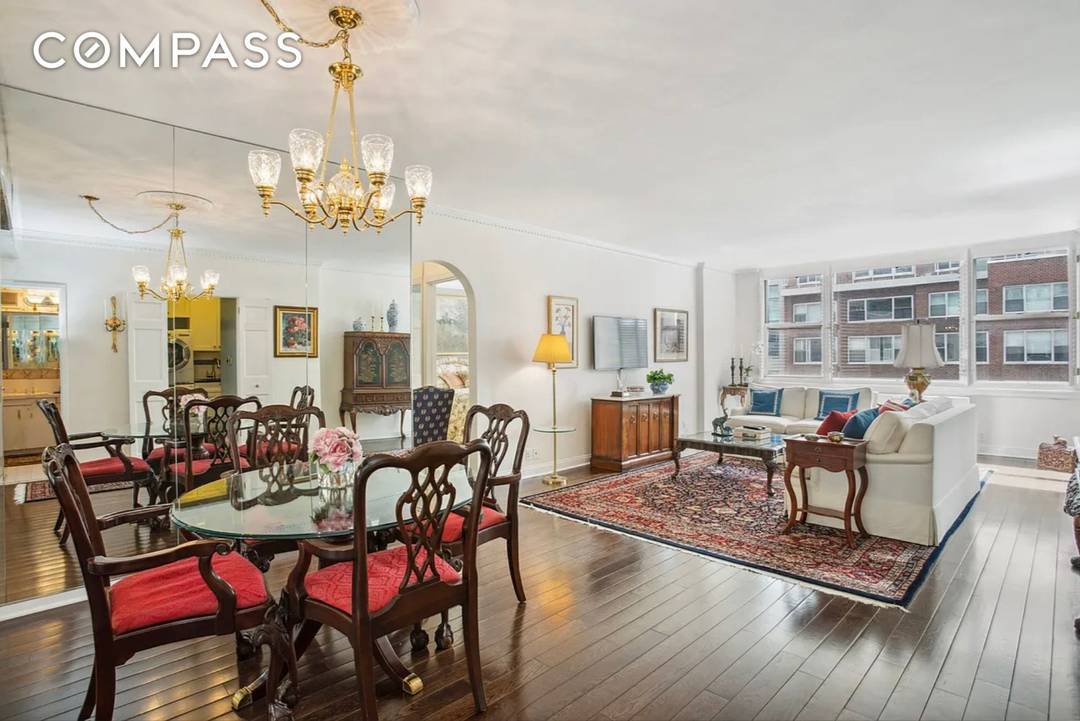 Sun filled Junior 4 in the heart of Lenox Hill.