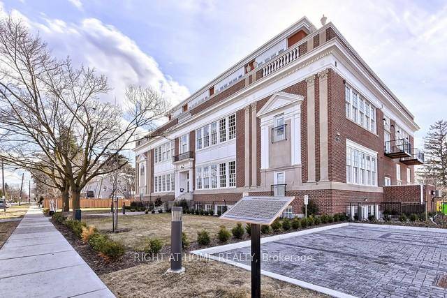 Village living at its best, this penthouse loft is in the iconic former Wells Street School, offers high end finished 1177 sq ft living inside plus 307 sq ft terrace ...