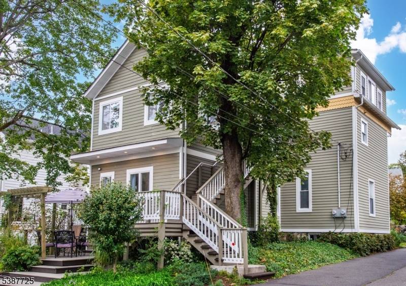 Vibrant DOWNTOWN location, buzzing with charm and convenience to boutique shopping, cozy cafes global cuisine that adds to the lifestyle appeal.