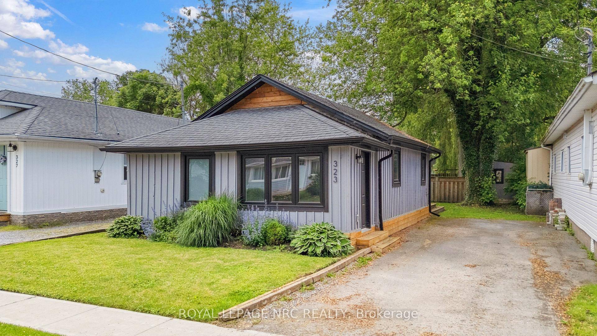Welcome to your perfect beach town retreat !