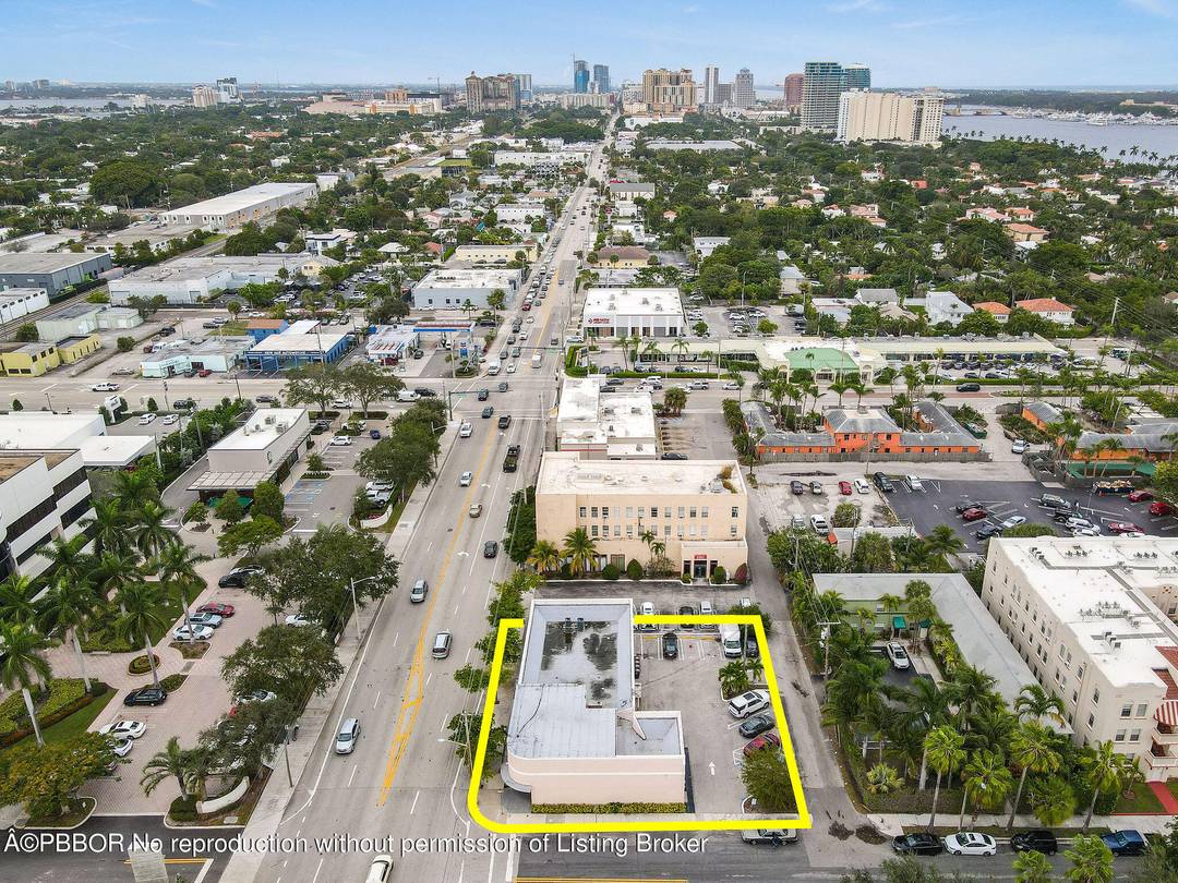 Prime 4 Unit Multi Tenant Commercial Retail Plaza with Bonus Residential Apartment.