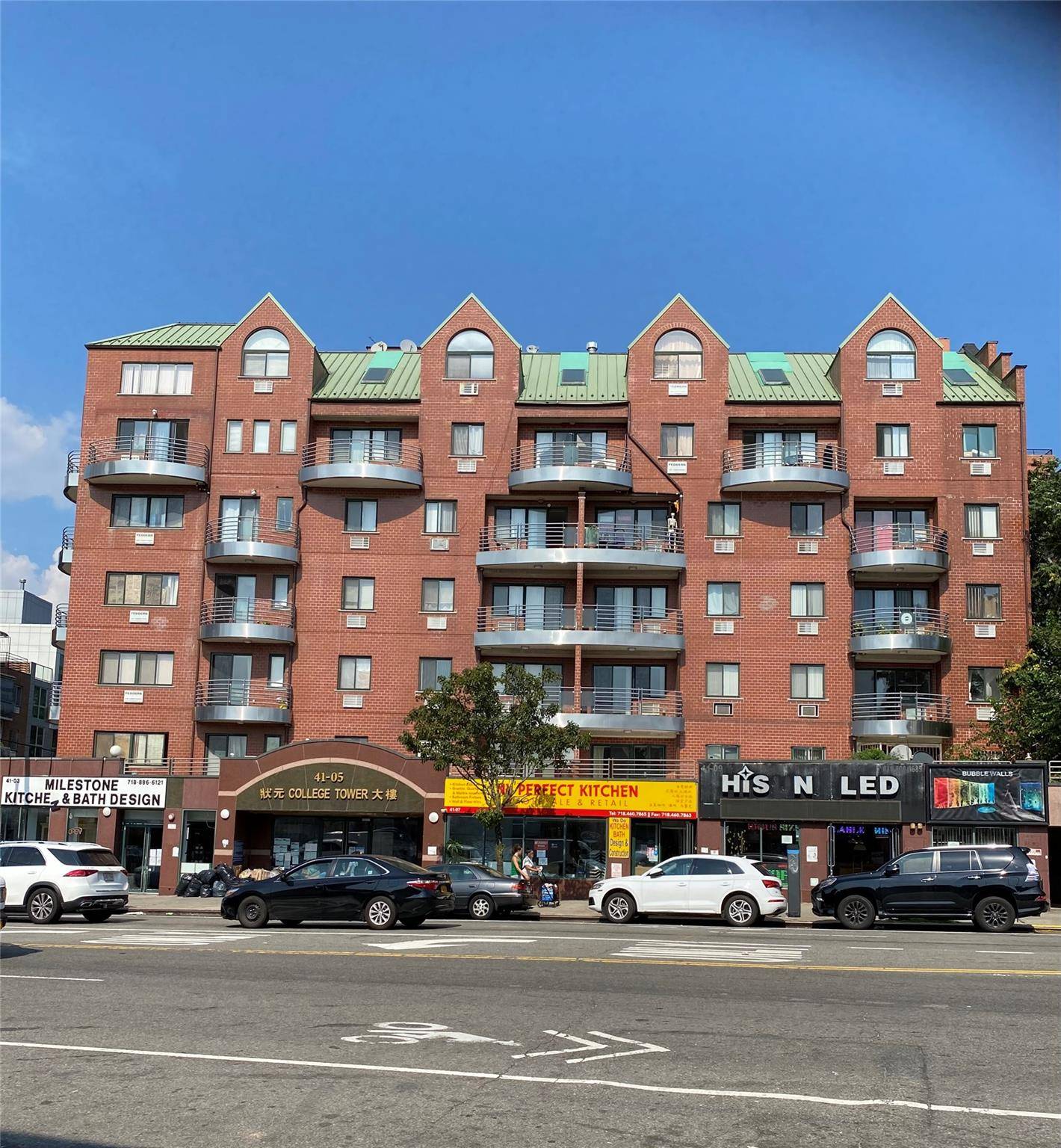 Large And Bright 2 Bedrooms Condo In Downtown Of Flushing.