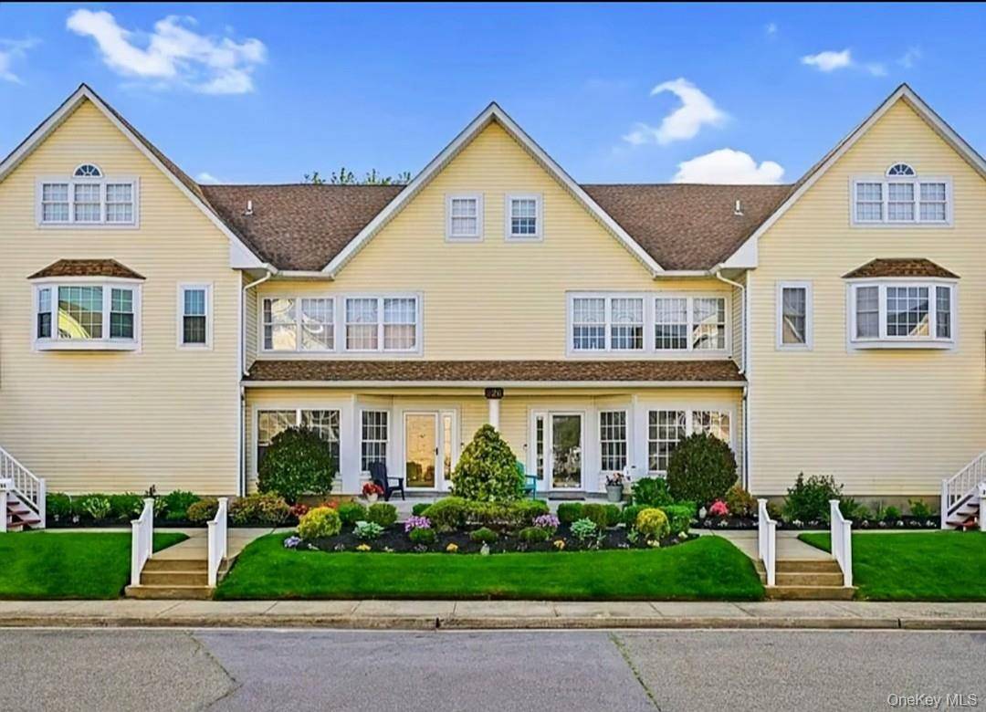 Welcome to the newly updated Salty Bay Townhouse Community in South Freeport.
