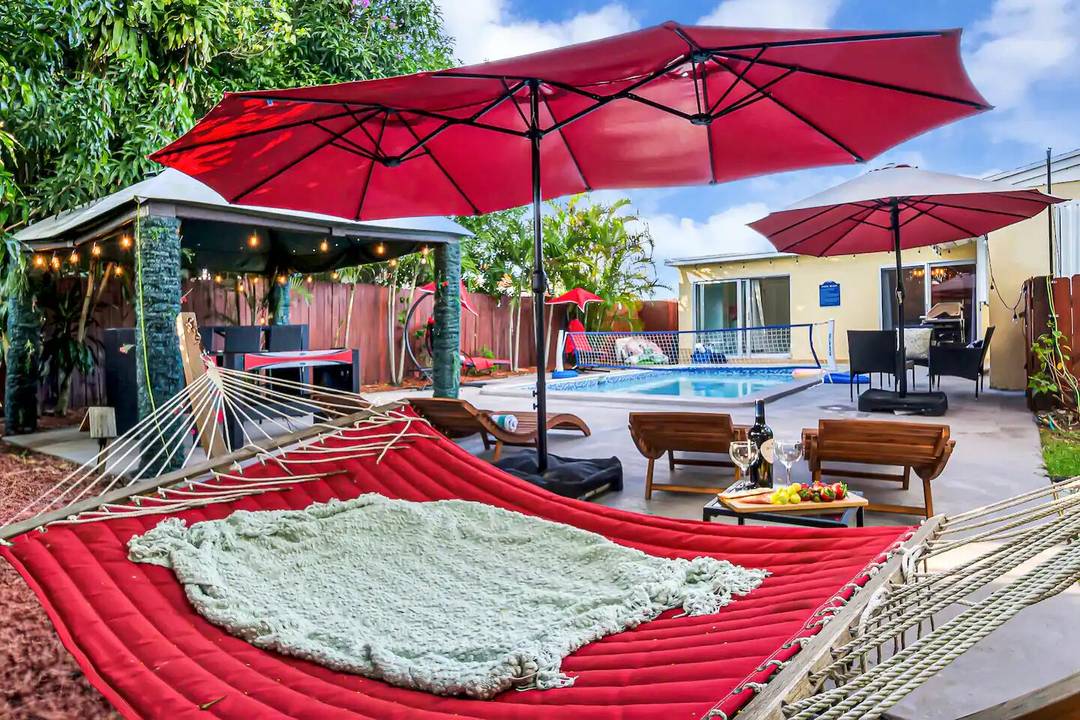 Beautifully remodeled 3BR 2BA one story pool home in the heart of Palm Beach Gardens, just minutes from beaches, PGA National, world class golf, dining, shopping, and the airport.