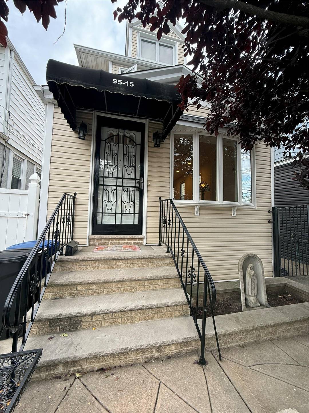 Beautiful single family home in the Centerville area of OZONE PARK.