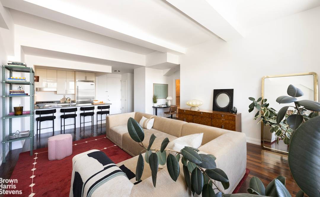 ONE BED HOME OFFICE CONDO, STEPS FROM MULTIPLE SUBWAY LINES Welcome to Residence 13C at 1 Hanson Place a stunning high floor home in one of Brooklyn's most iconic landmark ...