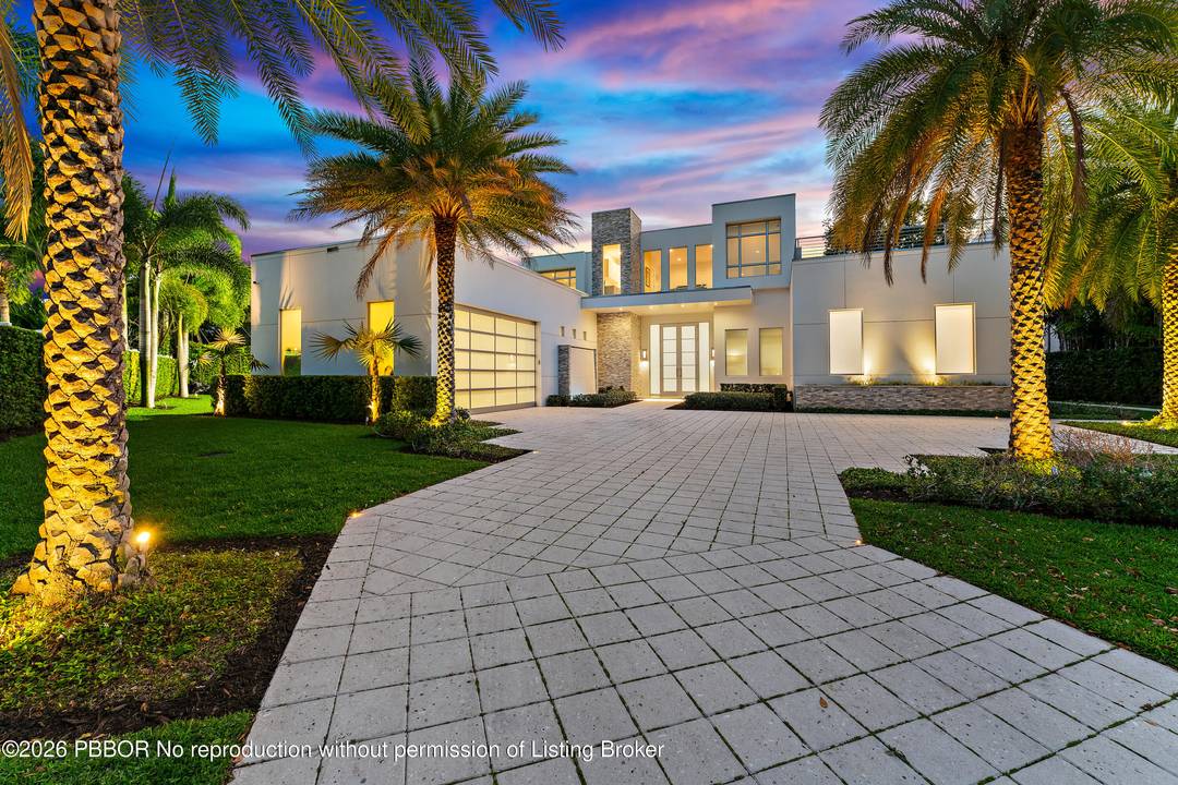 Located directly on the East side of the Intracoastal Waterway with no fixed bridges and in a unique ''No Wake Zone'' between Donald Ross Road and PGA Blvd.