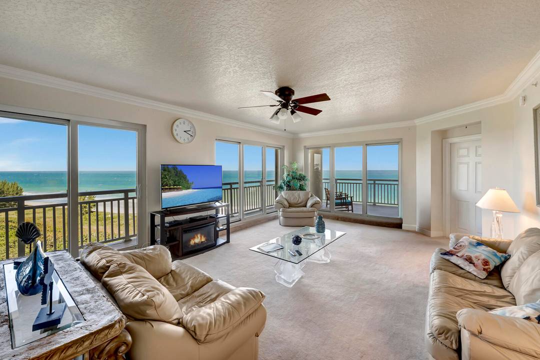 Stunning oceanfront residence with panoramic views !