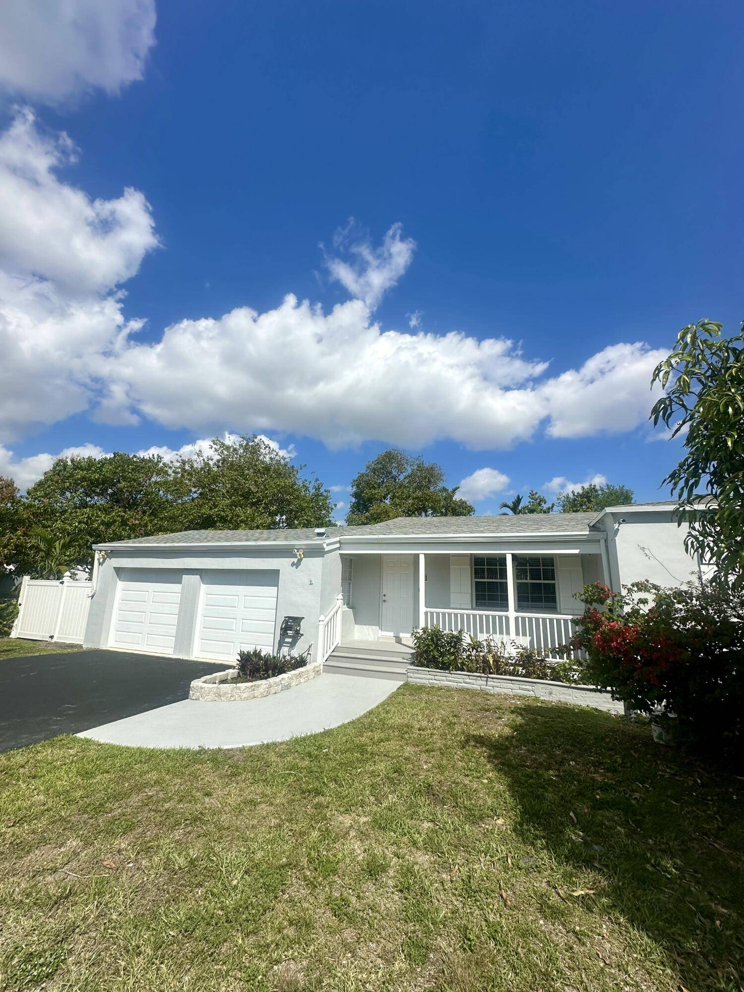 Don't miss this incredible opportunity to own a versatile property in a prime location near Barry University !