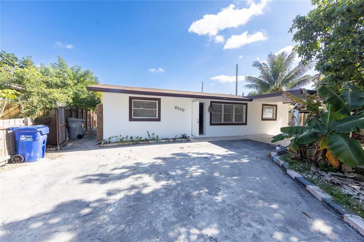PROPERTY HAS AN INDEPENDENT 1 BED and SUBLEASING IS ALLOWED Discover this charming and well maintained home located at 2510 NE 3rd Ave in Pompano Beach, FL.