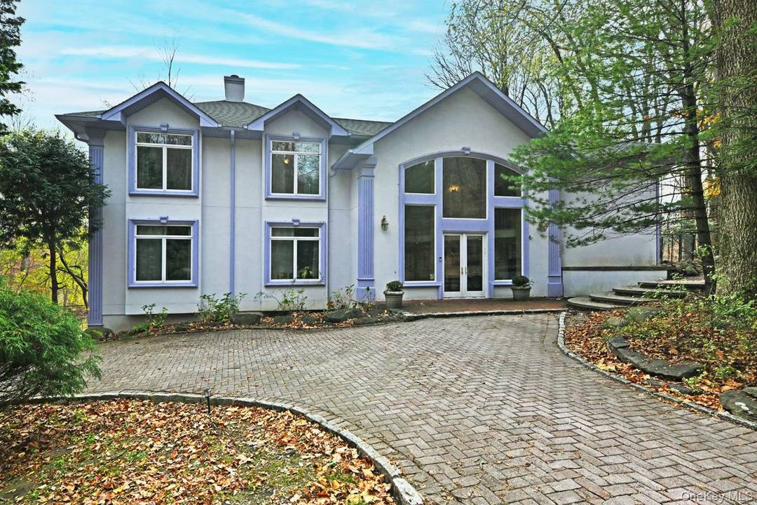 Welcome to this stunning Suffern rental !