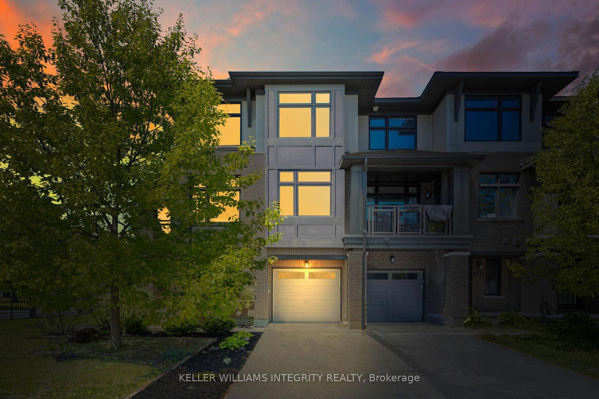 OPEN HOUSE SUNDAY JUNE 29, 2 4pm Welcome to this exceptional End Unit Townhome on a Premium Corner Lot !