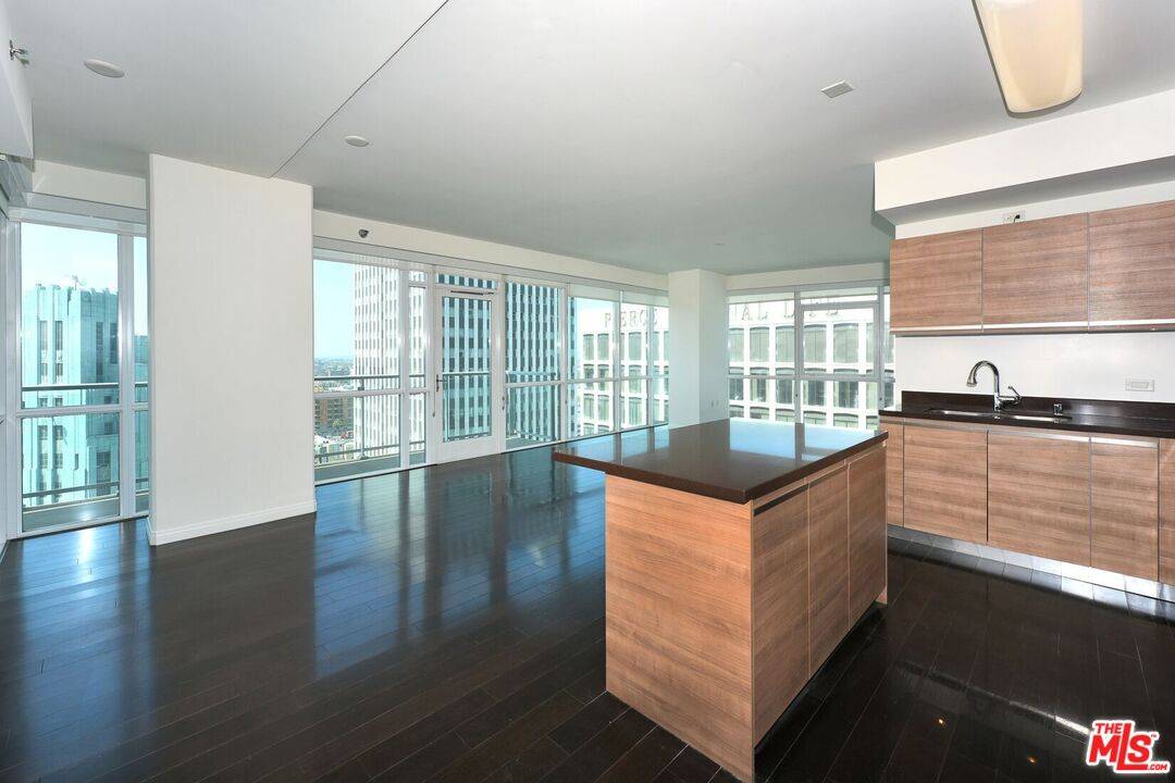 3785   Wilshire Blvd 3BR La