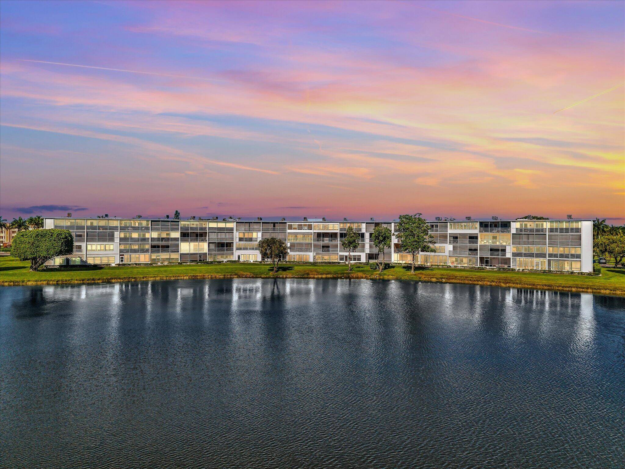 Your dreamy, updated, refreshing, condo is waiting for you !
