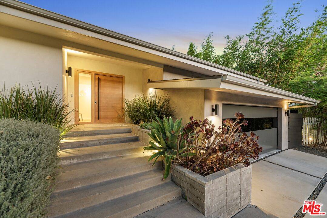 8400   Edwin Dr 3BR Hollywood Hills East La